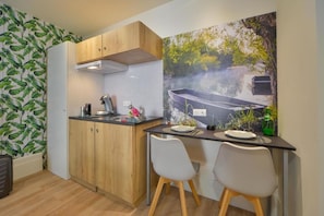 Apartment, Courtyard View | Private kitchen - puits de jouvence (Bourges)