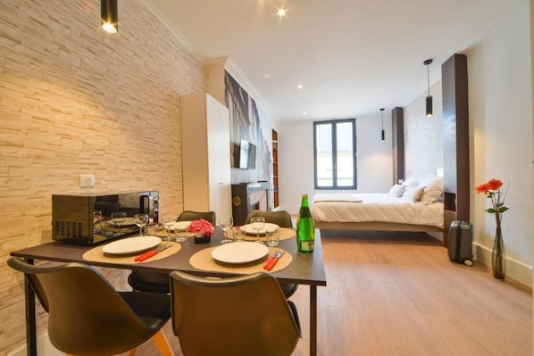 Apartment, Courtyard View | Dining - puits de jouvence (Bourges)