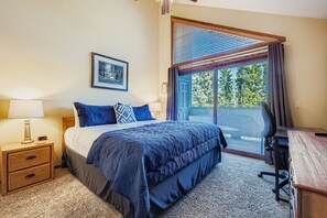 2 bedrooms, desk, iron/ironing board, travel cot - Convenience | Walkability | Hot Tub | Primrose (Breckenridge)