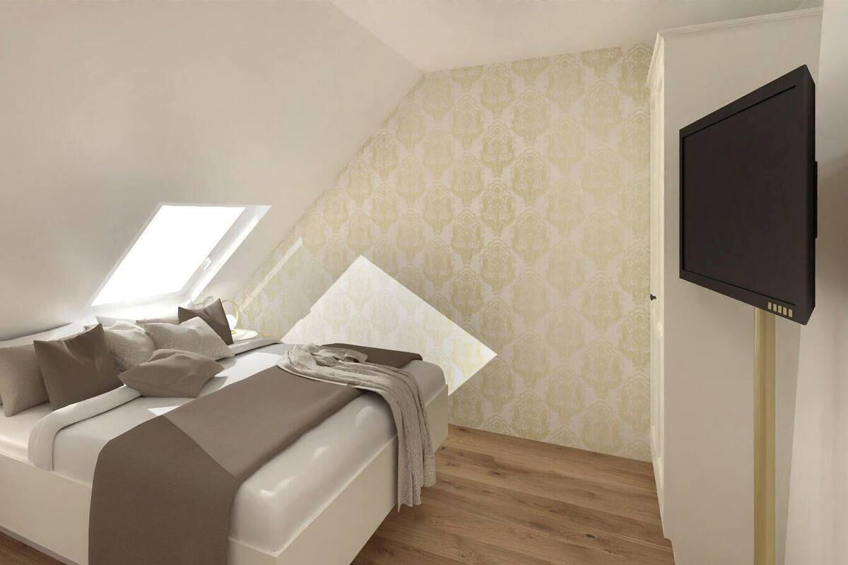 Classic-Dreibettzimmer | Zimmersafe, Schreibtisch, laptopgeeigneter Arbeitsplatz