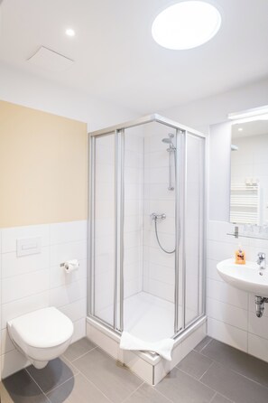 Classic-værelse til 3 personer | Badeværelse | Bruser, hårtørrer, Sæbe, Shampoo