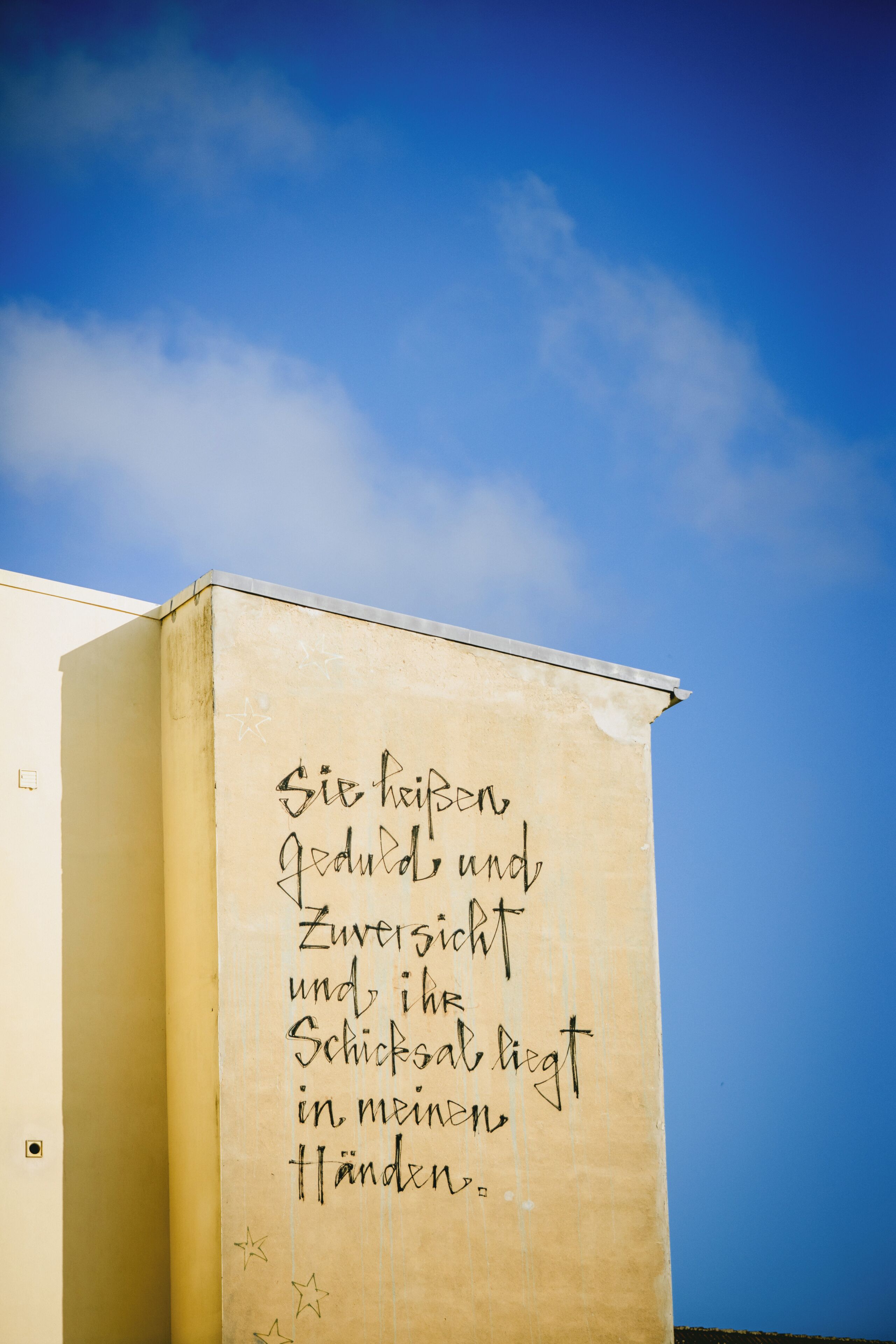 Un edificio con un mensaje escrito a mano en su fachada.