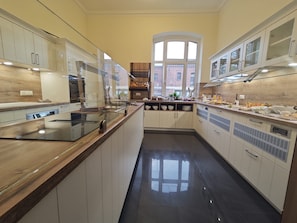 TĂ€gliches FrĂŒhstĂŒcksbuffet (16 EUR pro Person)