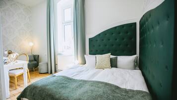 Une chambre avec un grand lit, un bureau et une chaise.