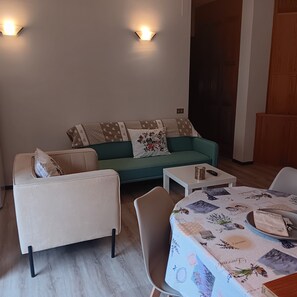 TV - Holiday Apartment 'Tosca 5' with Balcony and Air Conditioning (Pisa)
