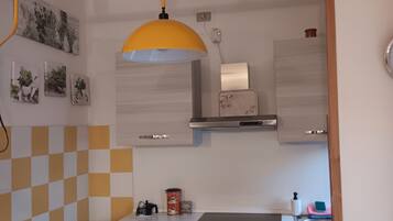 Kühlschrank, Ofen, Herdplatte, Wasserkocher mit Kaffee-/Teezubehör