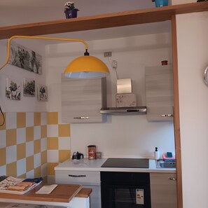 Kühlschrank, Ofen, Herdplatte, Wasserkocher mit Kaffee-/Teezubehör