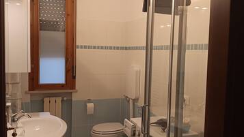 Douche, sĂšche-cheveux, serviettes fournies