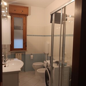 Douche, sèche-cheveux, serviettes fournies