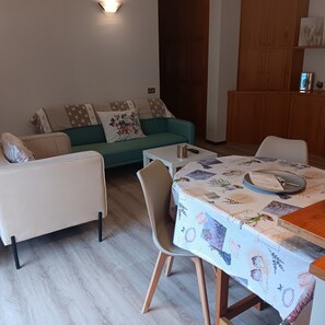 TV - Holiday Apartment 'Tosca 5' with Balcony and Air Conditioning (Pisa)