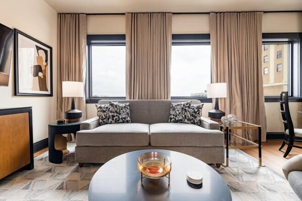 Room - 1BR Penthouse Steps to French Quarter The Mayfair (New Orleans)