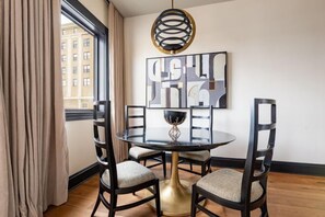 Room - 1BR Penthouse Steps to French Quarter The Mayfair (New Orleans)