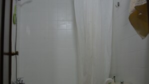 A small bathroom with a toilet, sink, and shower. - Room in Sevilla (Santa Justa) (Sevilla)