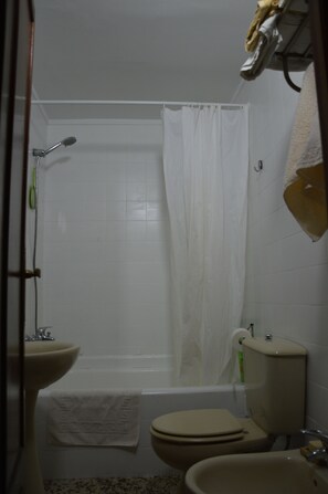 Serviettes fournies, savon, papier toilette