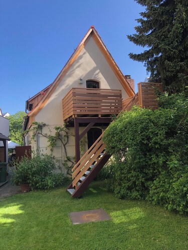 Möblierte 2-Ebenen-Wohnung ca. 50 m² mit Balkon, Stellplatz & separatem Eingang