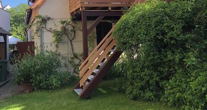 Möblierte 2-Ebenen-Wohnung ca. 50 mÂČ mit Balkon, Stellplatz & separatem Eingang