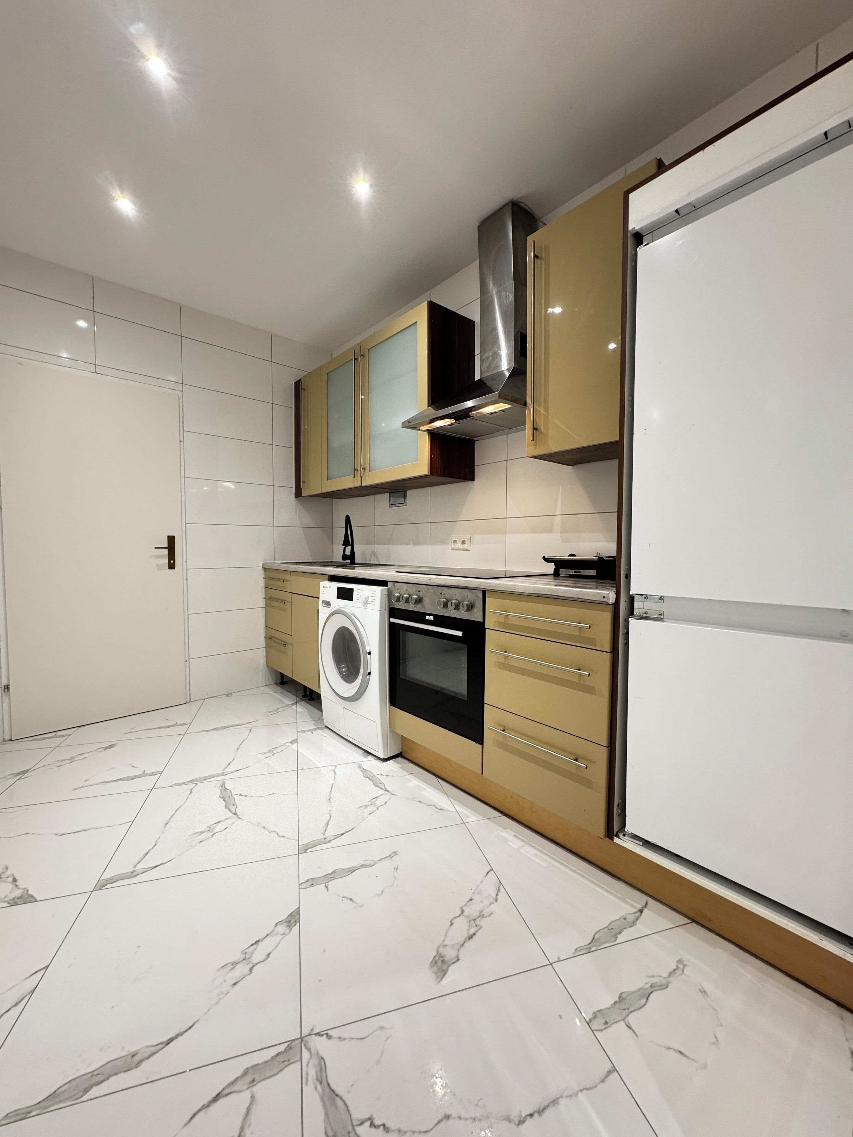 Basic-Apartment | Eigene Küche | Mikrowelle, Ofen, Herdplatte, Kochgeschirr/Geschirr/Besteck