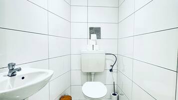 Basic Apartment | Bathroom