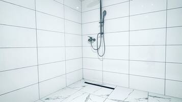 Basic-Apartment | Badezimmer | Dusche, kostenlose Toilettenartikel, Haartrockner, Handtücher
