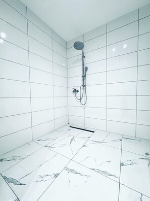 Basic Apartment | Bathroom | Shower, free toiletries, hair dryer, towels - Cozy 4BR Apartment Near Kaufpark (Vienna)