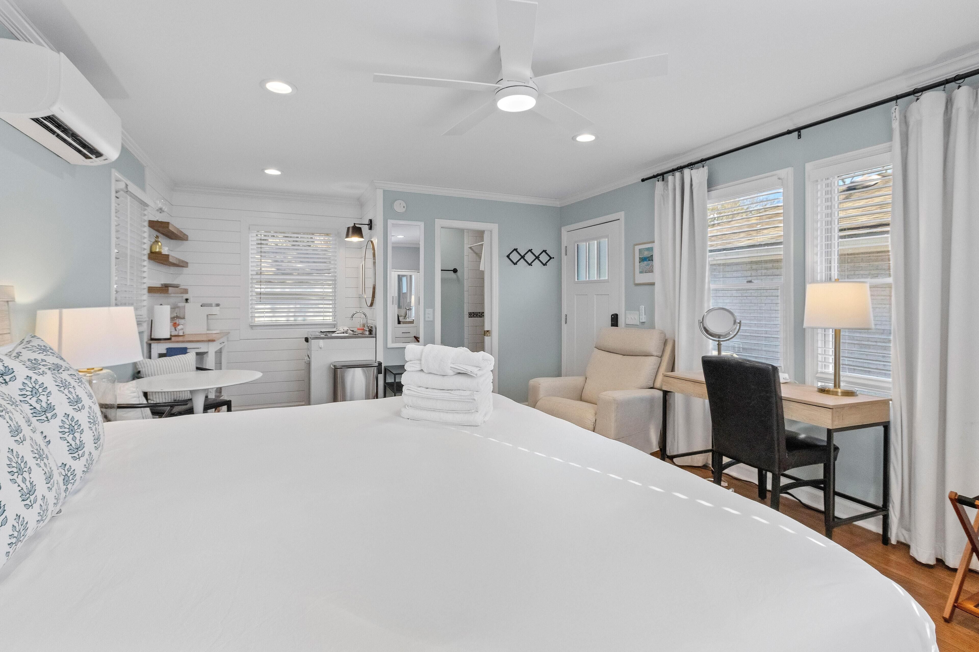 5 bedrooms, iron/ironing board, internet, bed sheets