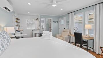 5 bedrooms, iron/ironing board, internet, bed sheets