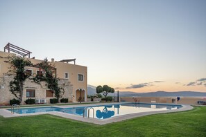 Outdoor pool - Karoti 6, cozy and traditional with a common pool (88HX+WJR Karoti, Greece)