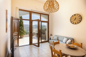 Smart TV - Karoti 6, cozy and traditional with a common pool (88HX+WJR Karoti, Greece)