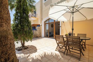 Outdoor dining - Karoti 6, cozy and traditional with a common pool (88HX+WJR Karoti, Greece)