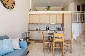 Smart TV - Karoti 6, cozy and traditional with a common pool (88HX+WJR Karoti, Greece)