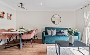 Una televisión, una chimenea