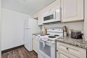 Fridge, microwave, oven, stovetop - Sunset Breeze Steps from Beach, Pet Friendly (Myrtle Beach)