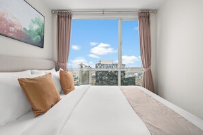 Apartemen, 2 kamar tidur, pemandangan kota | Meja kerja, ruang kerja ramah laptop, dan setrika/meja setrika