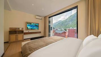 Dobbeltrom – classic, utsikt mot høyde | Skrivebord og wi-fi (inkludert)