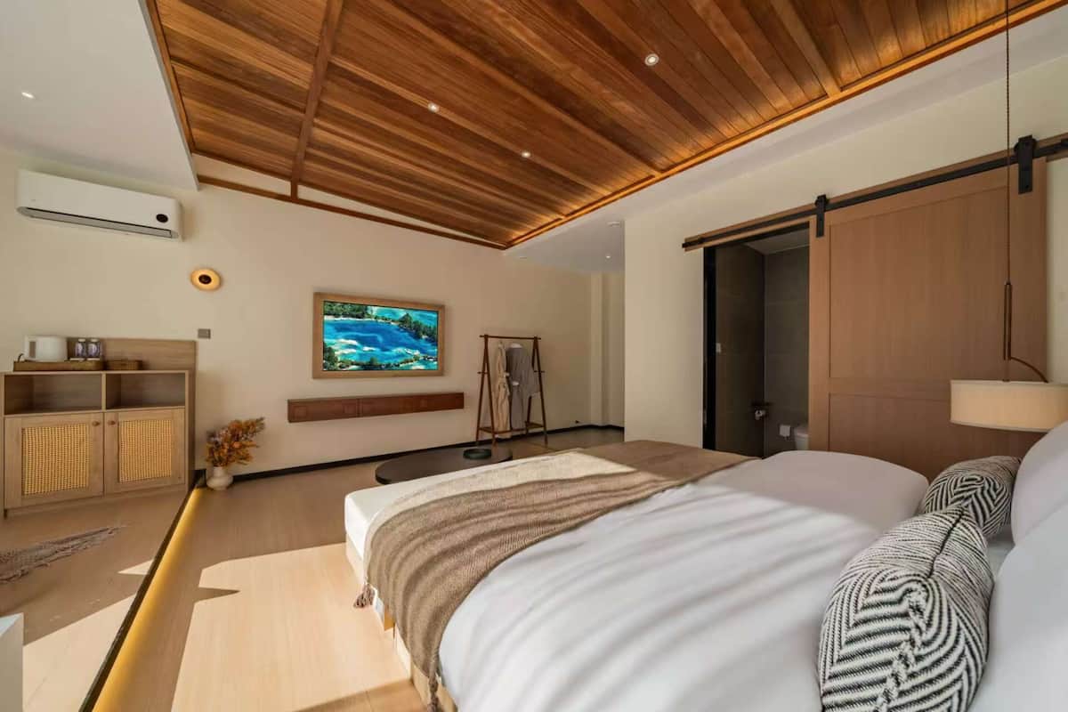 Deluxe Double Room, Mountain View | Desk, free WiFi