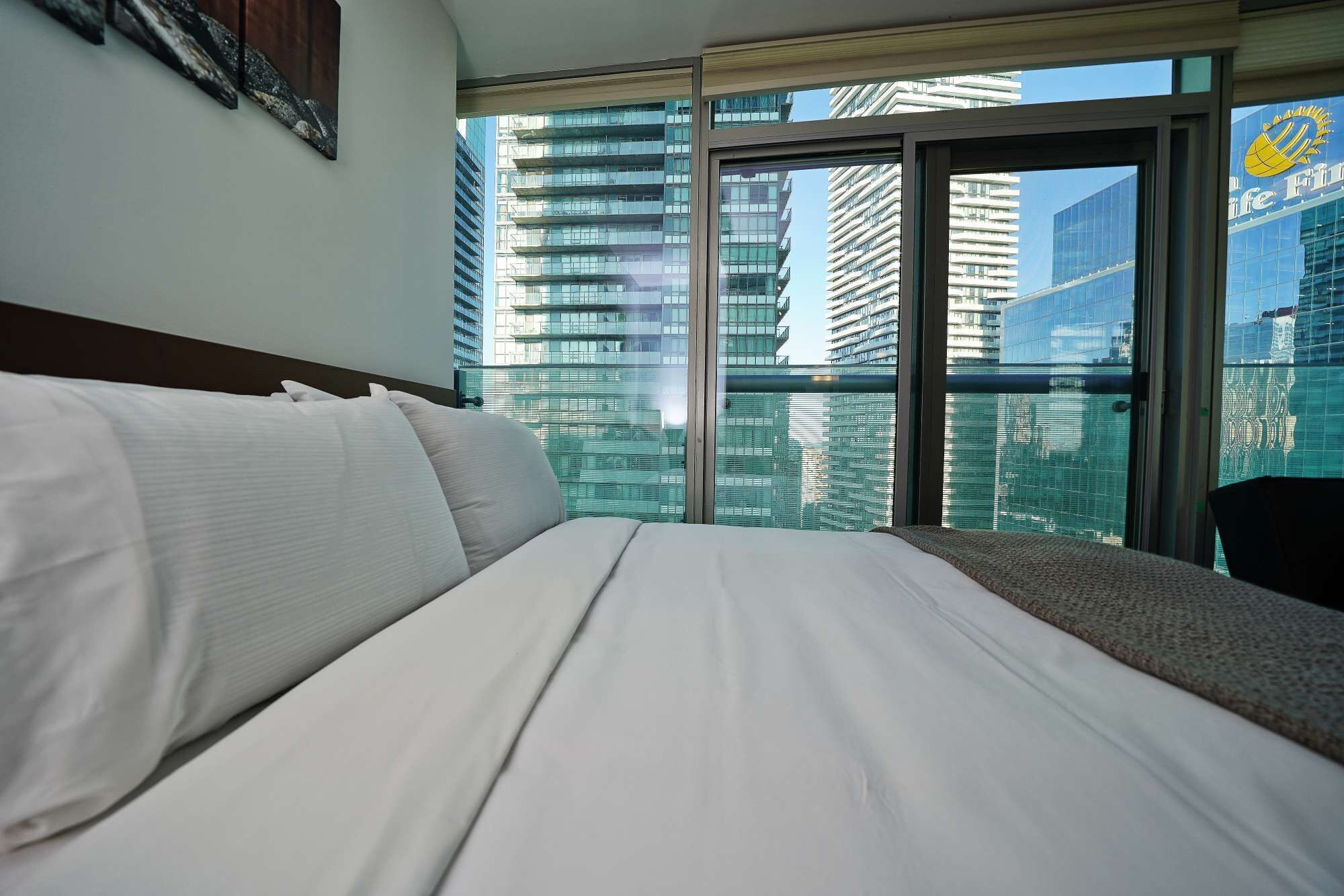 Tabla de planchar con plancha, wifi y ropa de cama 