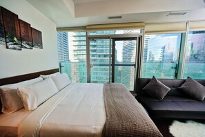 Tabla de planchar con plancha, wifi y ropa de cama 