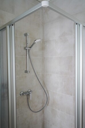 Suihku, hiustenkuivaaja, pyyhkeet, saippua