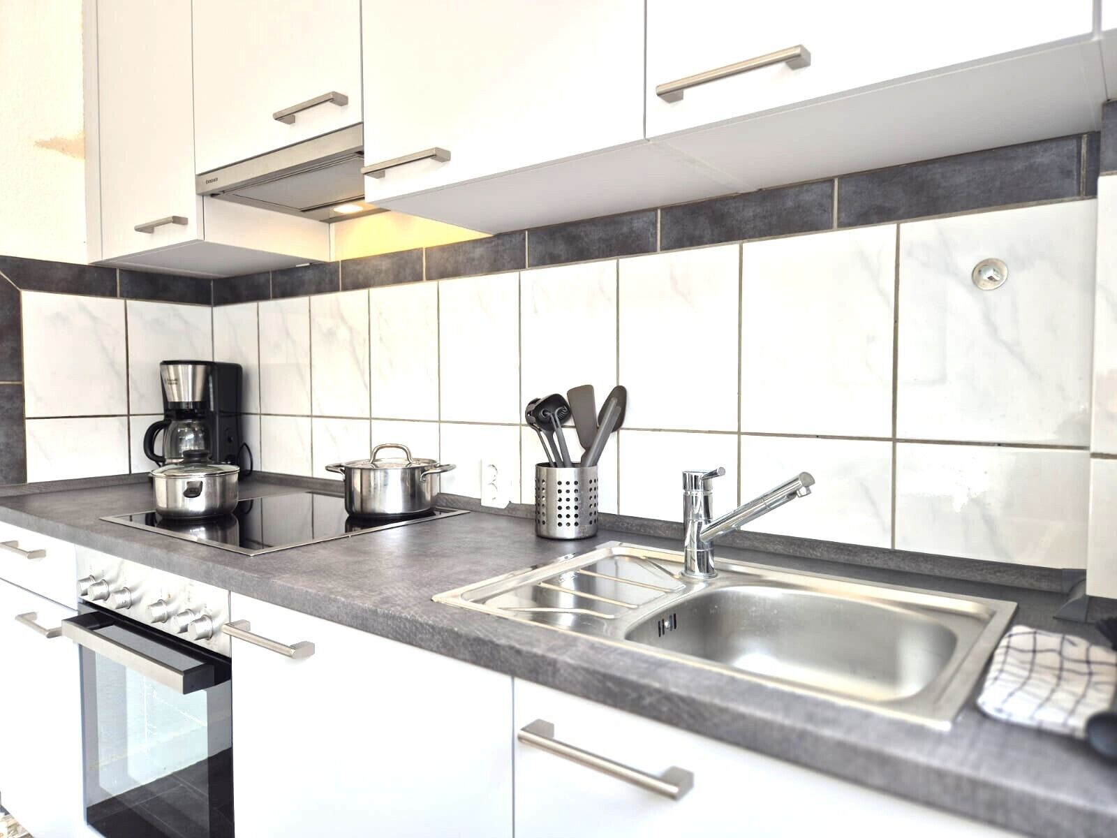 Kjøleskap, ovn, kokeplater og kaffetrakter/tekoker