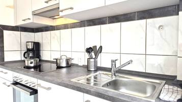 Fridge, oven, stovetop, coffee/tea maker