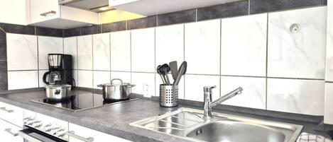 Kühlschrank, Ofen, Herdplatte, Wasserkocher mit Kaffee-/Teezubehör