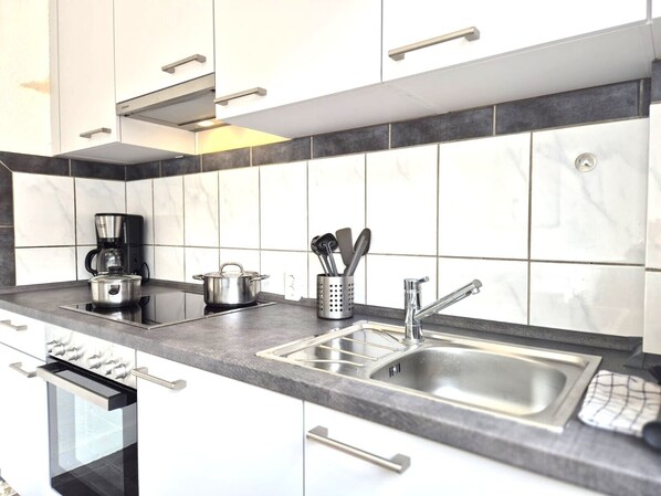 Geladeira, fogão, cooktop, cafeteira/chaleira