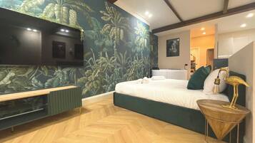 Luxury Studio Suite | Laptop workspace, blackout drapes, iron/ironing board, free WiFi