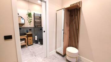 Luxury Studio Suite | Bathroom | Hair dryer, towels