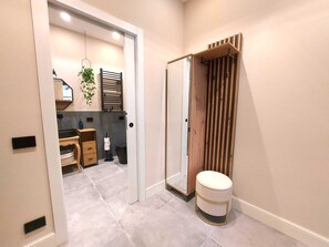 Luxury-Studiosuite | Badezimmer | Haartrockner, Handtücher