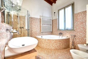Luxury Penthouse, City View | Bathroom | Shower, rainfall showerhead, free toiletries, hair dryer - Atlas Apartments (Bergamo)