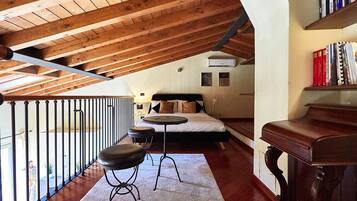 Luxury Penthouse, City View | Premium bedding, down comforters, laptop workspace, blackout drapes