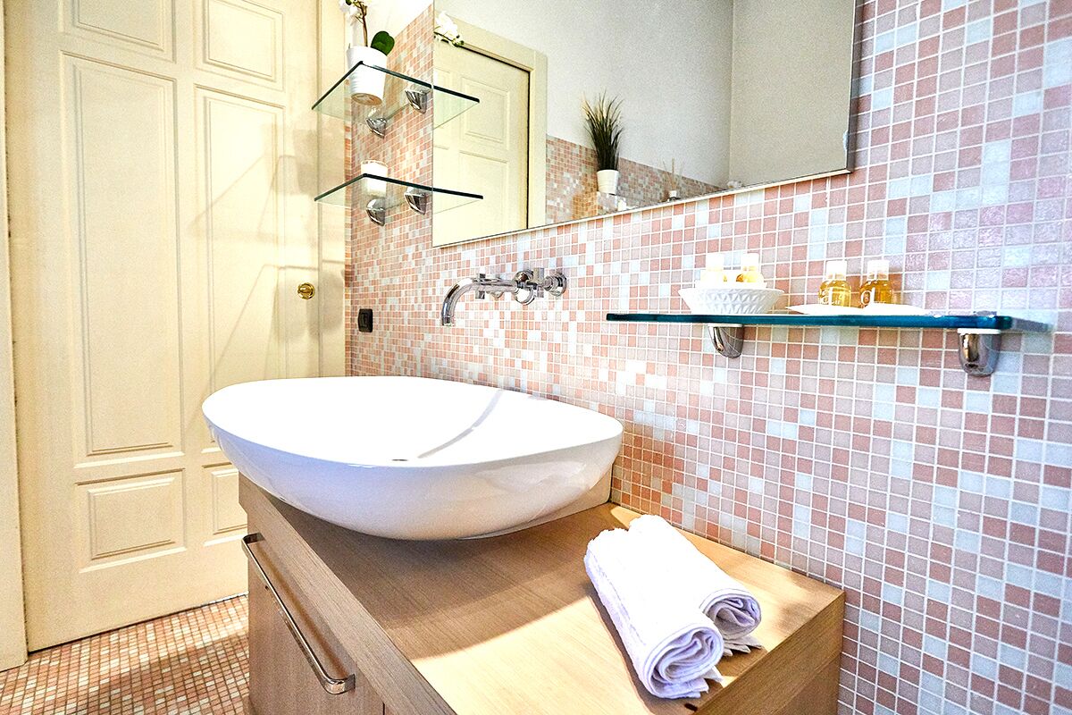 Luxury Penthouse, City View | Bathroom | Shower, rainfall showerhead, free toiletries, hair dryer