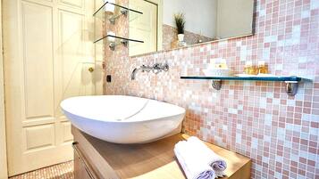 Luxury Penthouse, City View | Bathroom | Shower, rainfall showerhead, free toiletries, hair dryer