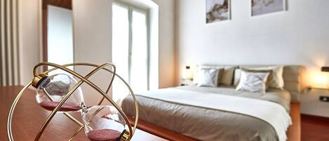 Espacio para trabajar con laptop y cortinas blackout